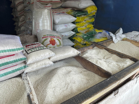 Salah satu lapak dagangan beras di Pasar Palmerah, Jakarta, Rabu (3/9/2025). Foto: Najma Ramadhanya/kumparan