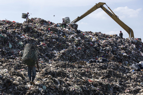 Seorang pemulung mengumpulkan barang-barang bekas seperti plastik di Tempat Pembuangan Akhir (TPA) Cipeucang, Tangerang Selatan, Banten, Selasa (2/9/2025). Foto: KRISTIANTO PURNOMO/AFP