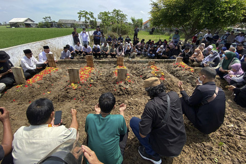 Pemakaman jenazah satu keluarga yang ditemukan tewas terkubur di satu lubang di Desa Sindang, Kecamatan Sindang, Kabupaten Indramayu, Rabu (3/9/2025).  Foto: kumparan
