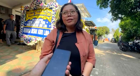 Sesditjen Kerja Sama ASEAN Kementerian Luar Negeri, Carolina Tingangon di rumah duka Zetro Leonardo Purba, Rabu (3/9/2025). Foto: Luthfi Humam/kumparan