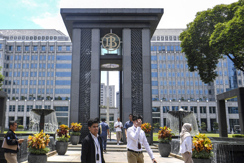 Sejumlah pekerja berjalan di kawasan Gedung Bank Indonesia, Jakarta, Rabu (3/9/2025). Foto: Muhammad Adimaja/ANTARA FOTO