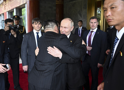 Presiden Rusia Vladimir Putin dan pemimpin Korea Utara Kim Jong-un berpelukan saat mereka meninggalkan Beijing, Rabu (3/9/2025). Foto: Sputnik/Sergey Bobylev/Pool via REUTERS 