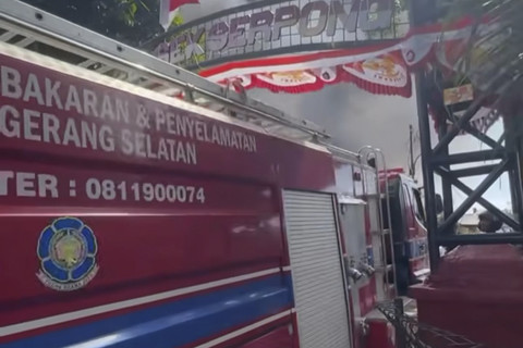 Asrama polri yang berada di Serpong, Kota Tangerang Selatan, terbakar, Rabu (3/9/2025). Foto: kumparan