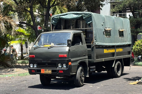 Kendaraan TNI berjaga di depan Kantor Gedung DPRD Makassar, Rabu (3/9/2025). Foto: kumparan