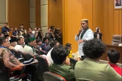 Mahasiswa desak pimpinan DPR telpon Kapolri untuk bebaskan mahasiswa yang ditahan saat aksi di Gedung DPR RI, Jakarta, pada Rabu (3/9/2025). Foto: Haya Syahira/kumparan