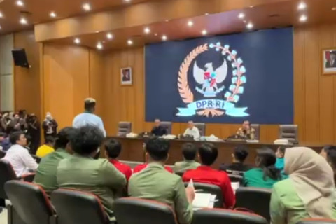 Mahasiswa desak pimpinan DPR telpon Kapolri untuk bebaskan mahasiswa yang ditahan saat aksi di Gedung DPR RI, Jakarta, pada Rabu (3/9/2025). Foto: Haya Syahira/kumparan