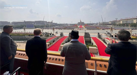 Presiden Republik Indonesia Prabowo Subianto bertemu dengan Presiden Rusia Vladimir Putin saat menghadiri Parade Militer parade militer 80 tahun berakhirnya Perang Dunia kedua di Beijing, China, Rabu (3/9/2025). Foto: Instagram/ @sekretariat.kabinet