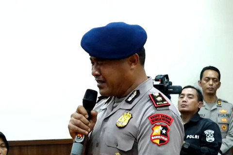 Anggota Brimob Polda Metro Jaya, Kompol Cosmas Kaju Gae menangis saat menjalani sidang etik di ruang sidang TNCC Polri, Jakarta, Rabu (3/9/2025). Foto: Polri TV