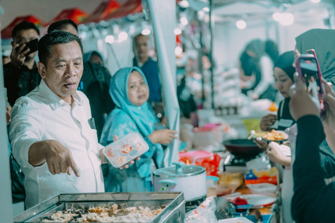 Bupati Karawang, Aep Syaepuloh saat berkeliling mencicipi aneka produk kuliner di Bazar UMKM Karawang. Foto: Dok. Istimewa