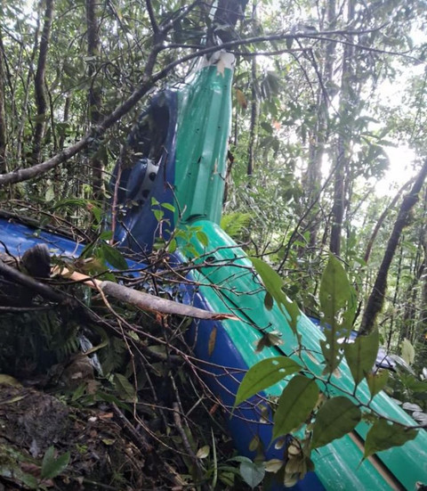 Helikopter Eastindo Air BK 117 D3 yang jatuh di Mantewe, Tanah Bumbu, Kalsel ditemukan oleh Tim SAR pada Rabu (3/9/2025). Foto: Dok. Istimewa