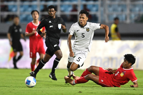 Pemain Timnas U-23 Indonesia Dony Tri Pamungkas berebut bola dengan pemain Timnas U-23 Laos Phetdavanh Somsanid dalam Kualifikasi Grup J Piala Asia U-23 2026 di Stadion Gelora Delta Sidoarjo, Jawa Timur, Rabu (3/9/2025).
Foto: Sigid Kurniawan/ANTARA FOTO