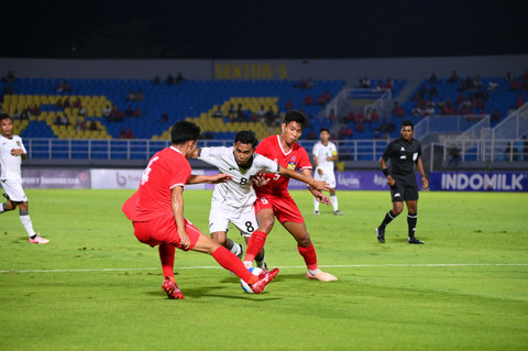 Rayhan Hannan (tengah) saat laga Timnas U-23 Indonesia vs Laos dalam matchday pertama Grup J Kualifikasi Piala Asia di Stadion Gelora Delta Sidoarjo, Jawa Timur, Rabu (3/9/2025). Foto: kumparan/Imam Santoso