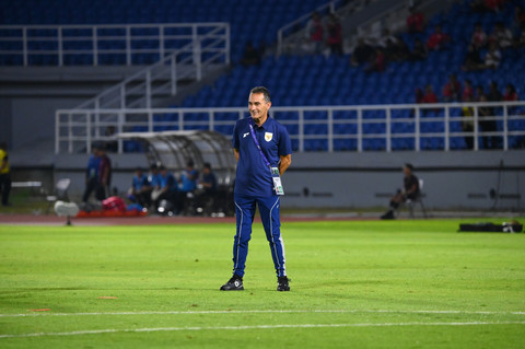 Gerald Vanenburg saat laga Timnas U-23 Indonesia vs Laos dalam matchday pertama Grup J Kualifikasi Piala Asia di Stadion Gelora Delta Sidoarjo, Jawa Timur, Rabu (3/9/2025). Foto: kumparan/Imam Santoso