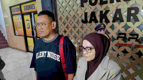 Artis sekaligus politisi, Uya Kuya, bersama sang istri di Polres Jakarta Timur. Foto: Aprilandika Pratama/kumparan