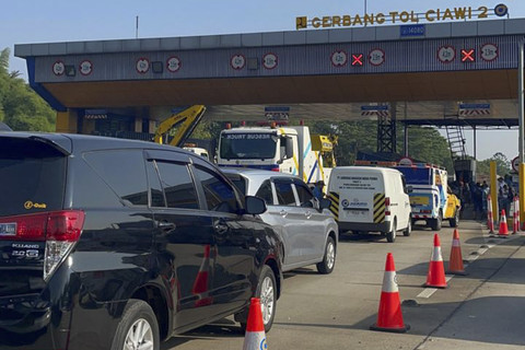 Sejumlah kendaraan terjebak kemacetan saat truk kontainer mengalami kecelakaan di Gerbang Tol Ciawi 2, Kota Bogor, Jawa Barat, Kamis (4/9/2025). Foto: Arifin Asydhad/kumparan