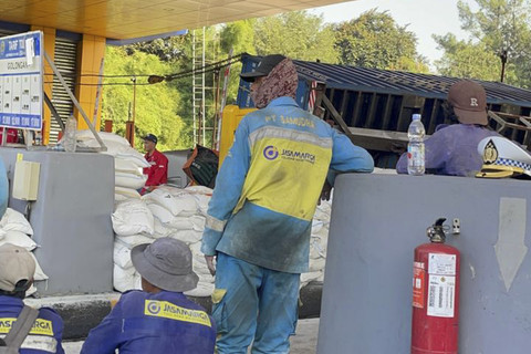 Petugas Jasamarga mengevakuasi truk kontainer yang mengalami kecelakaan di Gerbang Tol Ciawi 2, Kota Bogor, Jawa Barat, Kamis (4/9/2025). Foto: Arifin Asydhad/kumparan