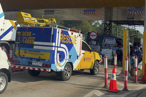 Mobil petugas Jasamarga saat mengevakuasi truk kontainer yang mengalami kecelakaan di Gerbang Tol Ciawi 2, Kota Bogor, Jawa Barat, Kamis (4/9/2025). Foto: Arifin Asydhad/kumparan