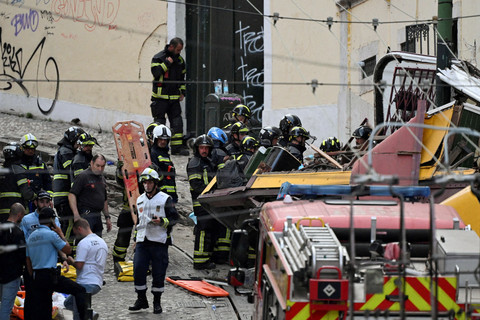 Petugas tanggap darurat bekerja di lokasi kecelakaan kereta gantung Gloria di Lisbon yang tergelincir dan jatuh di Lisbon, Portugal, Kamis (4/9/2025) Foto: Stringer/REUTERS