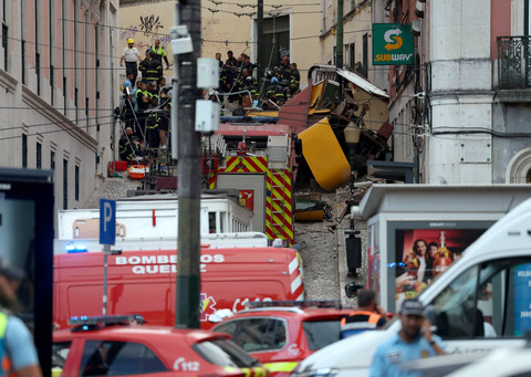 Elevador da Gloria (kereta kabel Gloria) di Lisbon yang melintasi di trem pada Rabu (8/11/2025). Foto: Patricia De Melo Moreira/AFP