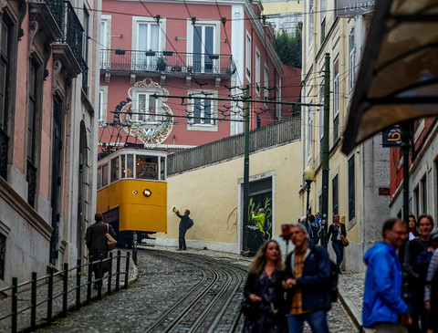 Elevador da Gloria (kereta kabel Gloria) di Lisbon yang melintasi di trem pada Rabu (8/11/2025). Foto: Patricia De Melo Moreira/AFP