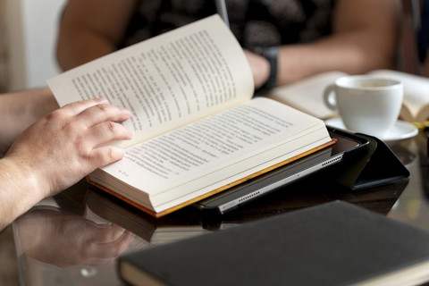 Ilustrasi perempuan baca buku. Foto: Shutterstock