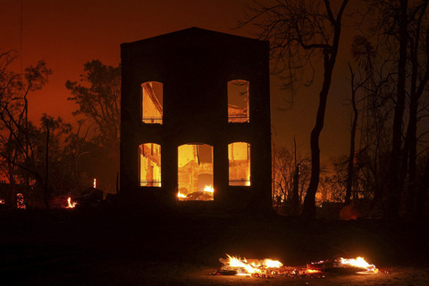 Api membakar pemukiman penduduk di Chinese Camp saat kebakaran hutan di California, Selasa (2/9/2025). Foto: Tracy Barbutes/Reuters