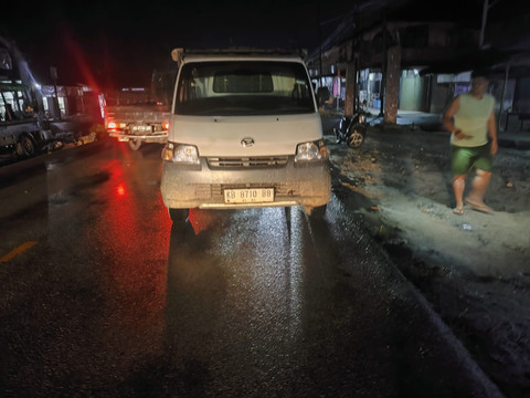 Petugas saat mengamankan tempat kejadian kecelakaan. Foto: Dok. Polres Landak