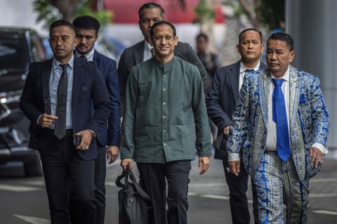 Mantan Mendikbudristek 2019-2024 Nadiem Makarim (tengah) didampingi kuasa hukum Hotman Paris (kanan) berjalan menuju ruang pemeriksaan di Jampidsus, Kejaksaan Agung, Jakarta, Kamis (4/9/2025). Foto: Bayu Pratama S/ANTARA FOTO