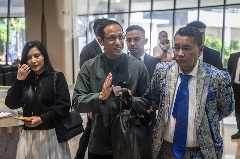 Mantan Mendikbudristek 2019-2024 Nadiem Makarim (ketiga kiri) didampingi kuasa hukum Hotman Paris (kanan) berjalan menuju ruang pemeriksaan di Jampidsus, Kejaksaan Agung, Jakarta, Kamis (4/9/2025). Foto: Bayu Pratama S/ANTARA FOTO