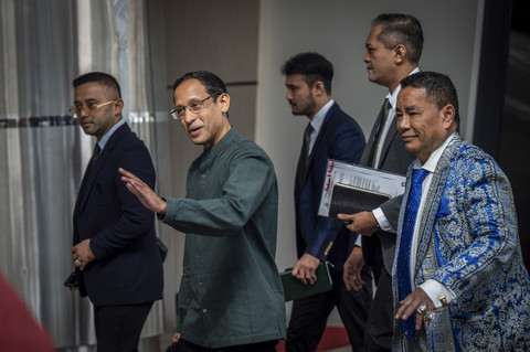 Mantan Mendikbudristek 2019-2024 Nadiem Makarim (ketiga kiri) didampingi kuasa hukum Hotman Paris (kanan) berjalan menuju ruang pemeriksaan di Jampidsus, Kejaksaan Agung, Jakarta, Kamis (4/9/2025). Foto: Bayu Pratama S/ANTARA FOTO
