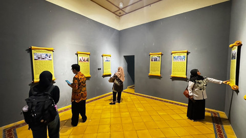 Pengunjung membaca penjelasan terkait pemanfaatan Tanah Kasultanan atau Sultanaat Ground (SG) di Pameran Pertanahan 2025: 