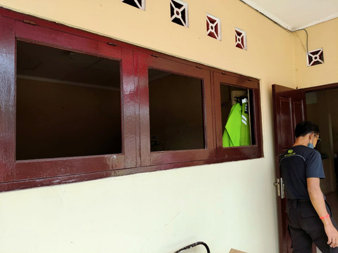 Tiga kaca jendela Pos Polisi Kronggahan, Kabupaten Sleman pecah diduga dilempar batu oleh orang tak dikenal, Kamis (4/9/2025). Foto: Arfiansyah Panji Purnandaru/kumparan