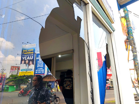 Pos Polisi Lalu Lintas di perempatan Pelemgurih, Kapanewon Gamping, Kabupaten Sleman dirusak orang tak dikenal, Kamis (4/9/2025). Foto: Arfiansyah Panji Purnandaru/kumparan