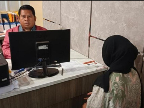 Korban saat melaporkan penganiayaan yang dilakukan pasangan sesama jenisnya ke SPKT Polrestabes Palembang. Foto : Istimewa