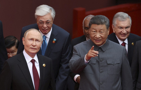 Presiden China Xi Jinping (kedua kanan) berbincang dengan Presiden Rusia Vladimir Putin (kiri) saat parade militer China di Beijing, China, Rabu (3/9/2025). Foto: Alexander Kazakov/Pool/Reuters