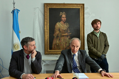 Jaksa Agung Federal Mar del Plata, Daniel Adler (tengah) dan jaksa federal Carlos Martinez melakukan konferensi pers di depan lukisan potret Contessa Colleoni yang dicuri Nazi sejak 80 tahun lalu, Mar del Plata, Argentina, Rabu (3/9/2025).  Foto: Stringer/AFP