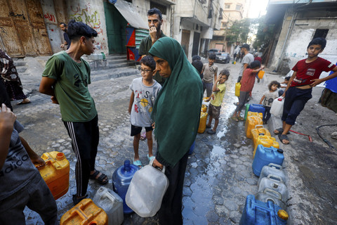 Sejumlah warga Palestina antre membawa galon saat kelangkaan air di Gaza, Rabu (3/9/2025). Foto: Mahmoud Issa/REUTERS