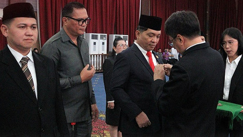 Wali Kota Manado, Andrei Angouw, meyematkan pin kepada Sekretaris Daerah Kota Manado yang baru dilantik. Wali Kota juga melantik beberapa pejabat eselon II lainnya. (foto: istimewa wawali RS) 