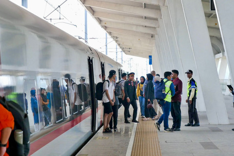 Banyak penumpang asal Malaysia naik Whoosh. Foto: KCIC 