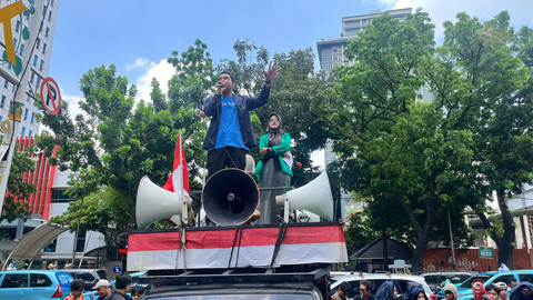 Suasana demo mahasiswa yang menuntut transparansi dan penghapusan tunjangan anggota DPRD DKI Jakarta di depan Gedung DPRD, Jakarta Pusat, Kamis (4/9/2025). Foto: Nasywa Athifah/kumparan