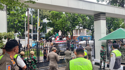 Suasana demo mahasiswa yang menuntut transparansi dan penghapusan tunjangan anggota DPRD DKI Jakarta di depan Gedung DPRD, Jakarta Pusat, Kamis (4/9/2025). Foto: Nasywa Athifah/kumparan