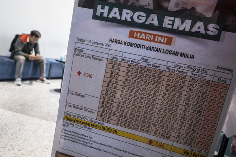 Warga mencari informasi ketersediaan emas ANTAM di Butik Emas Logam Mulia ANTAM kompleks DP Mall, Semarang, Jawa Tengah, Kamis (4/9/2025). Foto: Aprillio Akbar/ANTARA FOTO