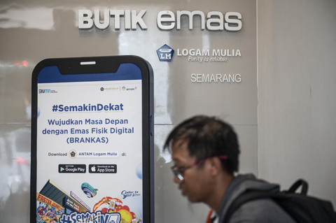 Warga mencari informasi ketersediaan emas ANTAM di Butik Emas Logam Mulia ANTAM kompleks DP Mall, Semarang, Jawa Tengah, Kamis (4/9/2025). Foto: Aprillio Akbar/ANTARA FOTO