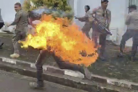 Seorang aktivis mahasiswa terbakar saat mengelar aksi unjuk rasa di halaman kantor DPRD Seram Bagian Timur, Maluku, Kamis (4/9/2025). Foto: Istimewa