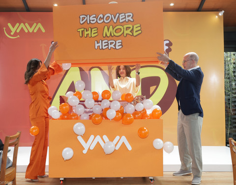 Nana Mirdad Brand Ambassador YAVA merayakan peluncuran produk YA'Bar bersama Christopher Lawrence Bailey, CEO YAVA dan Lydwina Suherli, Marketing Director YAVA.   Foto: Dok. YAVA