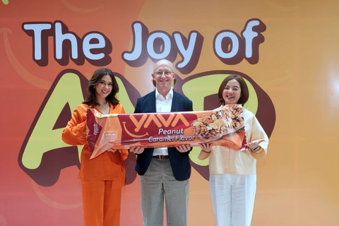 Nana Mirdad Brand Ambassador YAVA bersama Christopher Lawrence Bailey, CEO YAVA dan Lydwina Suherli, Marketing Director YAVA. Foto: Dok. YAVA