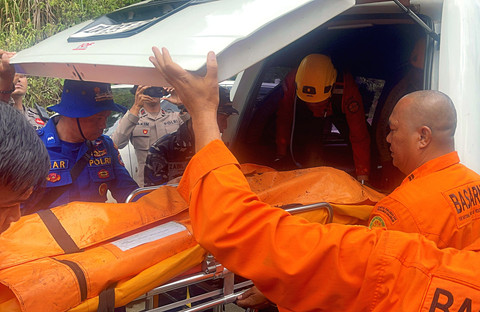 Petugas SAR gabungan memasukan kantung jenazah korban kecelakaan helikopter BK117 D3 milik Eastindo Air ke dalam ambulans Desa Emil Baru, Mentewe, Kabupaten Tanah Bumbu, Kalimantan Selatan, Kamis (4/9/2025). Foto: Sujud Mariono/Antara