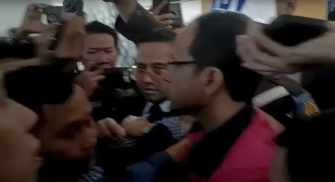 Mantan Mendikbudristek 2019-2024 Nadiem Makarim mengenakan rompi tahanan usai ditetapkan sebagai tersangka di Kejaksaan Agung, Jakarta, Kamis (4/9/2025). Foto: Youtube/kumparan
