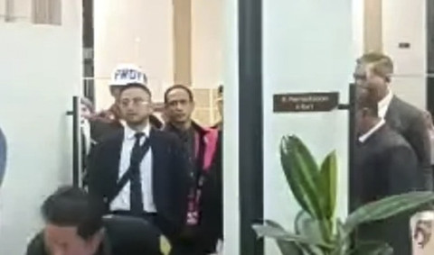 Mantan Mendikbudristek 2019-2024 Nadiem Makarim mengenakan rompi tahanan usai ditetapkan sebagai tersangka di Kejaksaan Agung, Jakarta, Kamis (4/9/2025). Foto: Youtube/kumparan