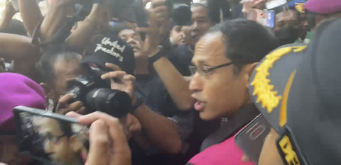 Mantan Mendikbudristek 2019-2024 Nadiem Makarim mengenakan rompi tahanan usai ditetapkan sebagai tersangka di Kejaksaan Agung, Jakarta, Kamis (4/9/2025). Foto: Fadhil Pramudya/kumparan